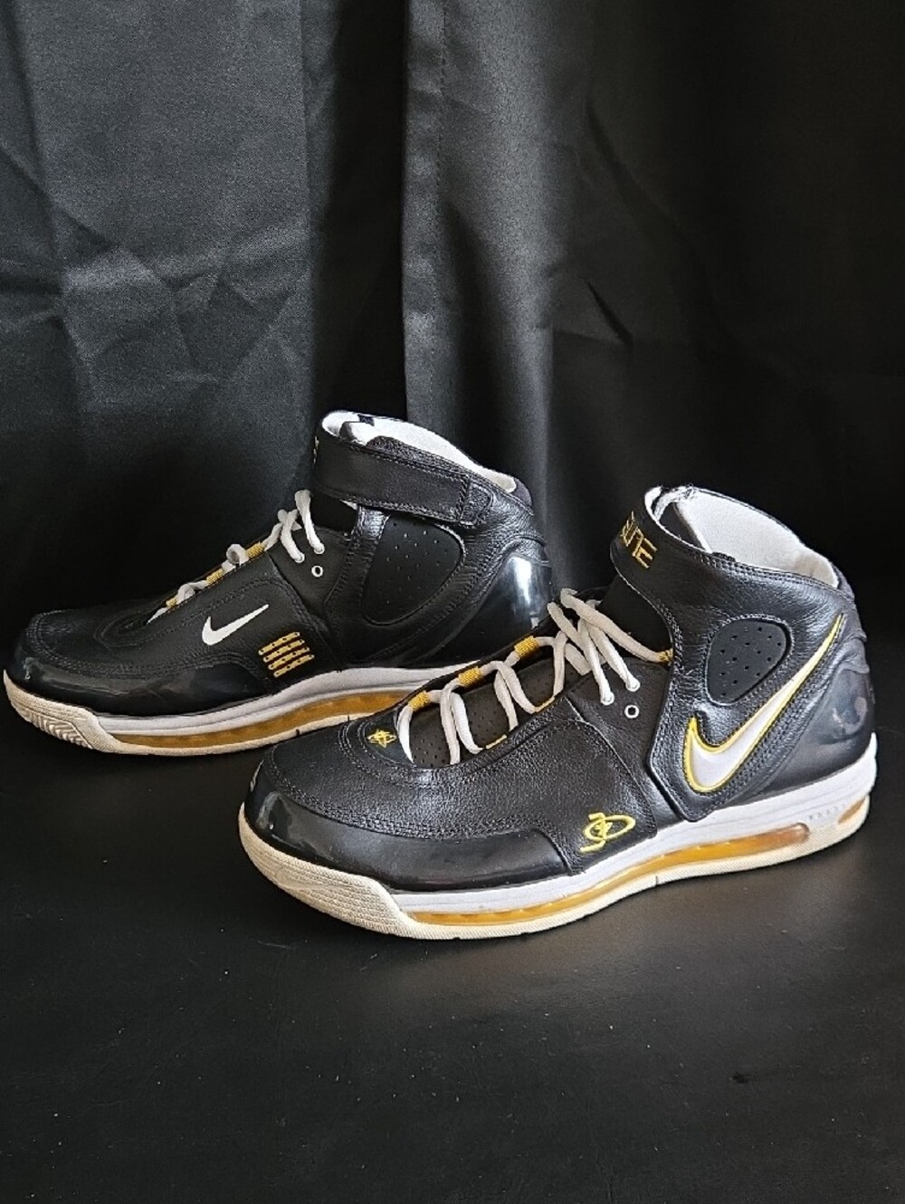 Rare Nike Air Max Elite Men’s High-Top Athletic Shoes - Black/White/Gold - Picture 5 of 10